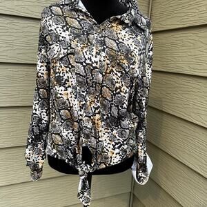 Trinhnology women's M, button down top